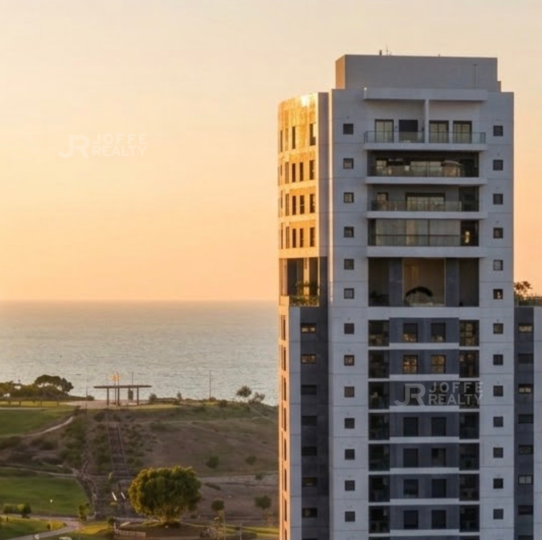 מגדל BRIZO, הפארק והים התיכון