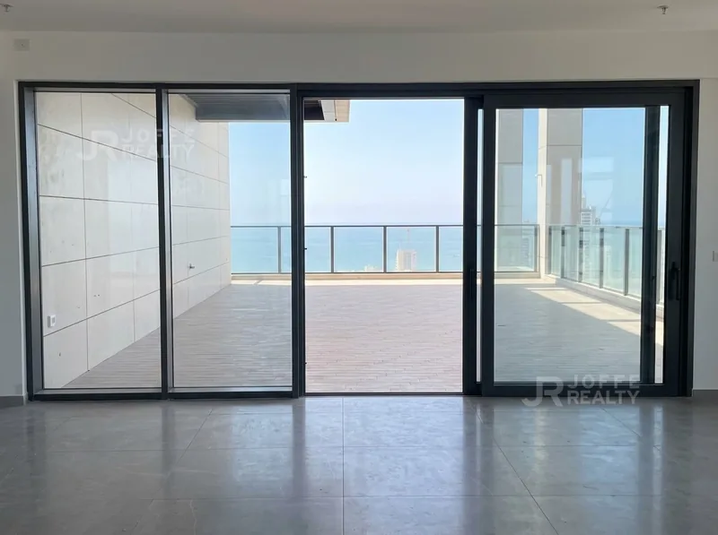 היציאה למרפסת — פנטהאוז 2
